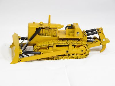 Caterpillar D9G Dozer - 1/50 - Conrad #2874 - 