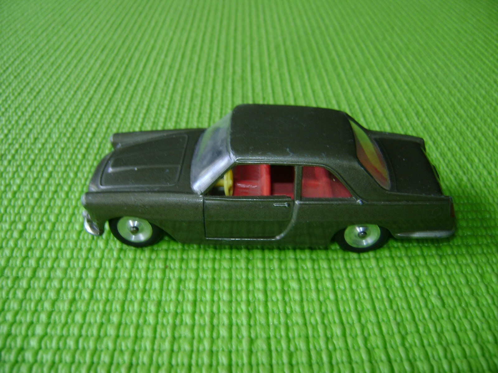 Solido 121, Lancia Flaminia - Free Price Guide & Review
