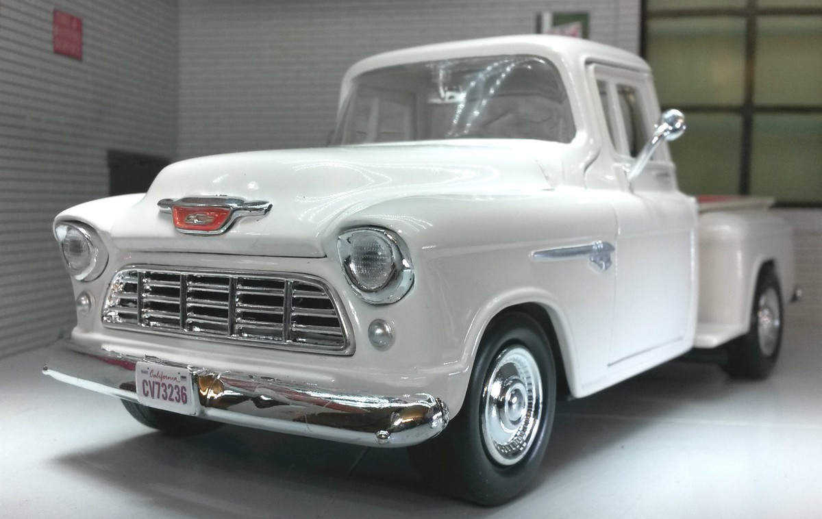 1955 Chevy Chevrolet Stepside 1:24 Scale Pickup Diecast Model
