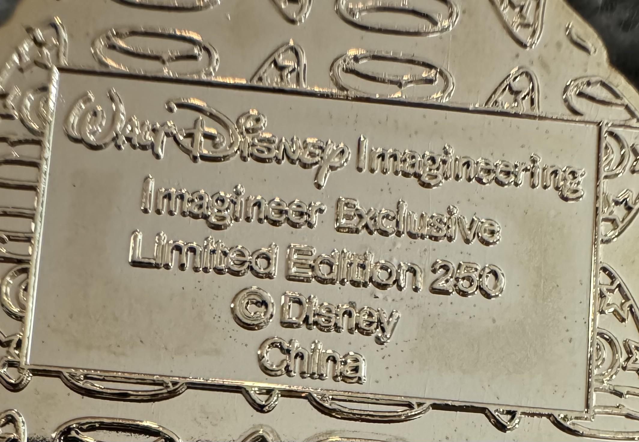 怪しいピンを見せて！本物かどうか教えるよ！ : r/DisneyPinSwap