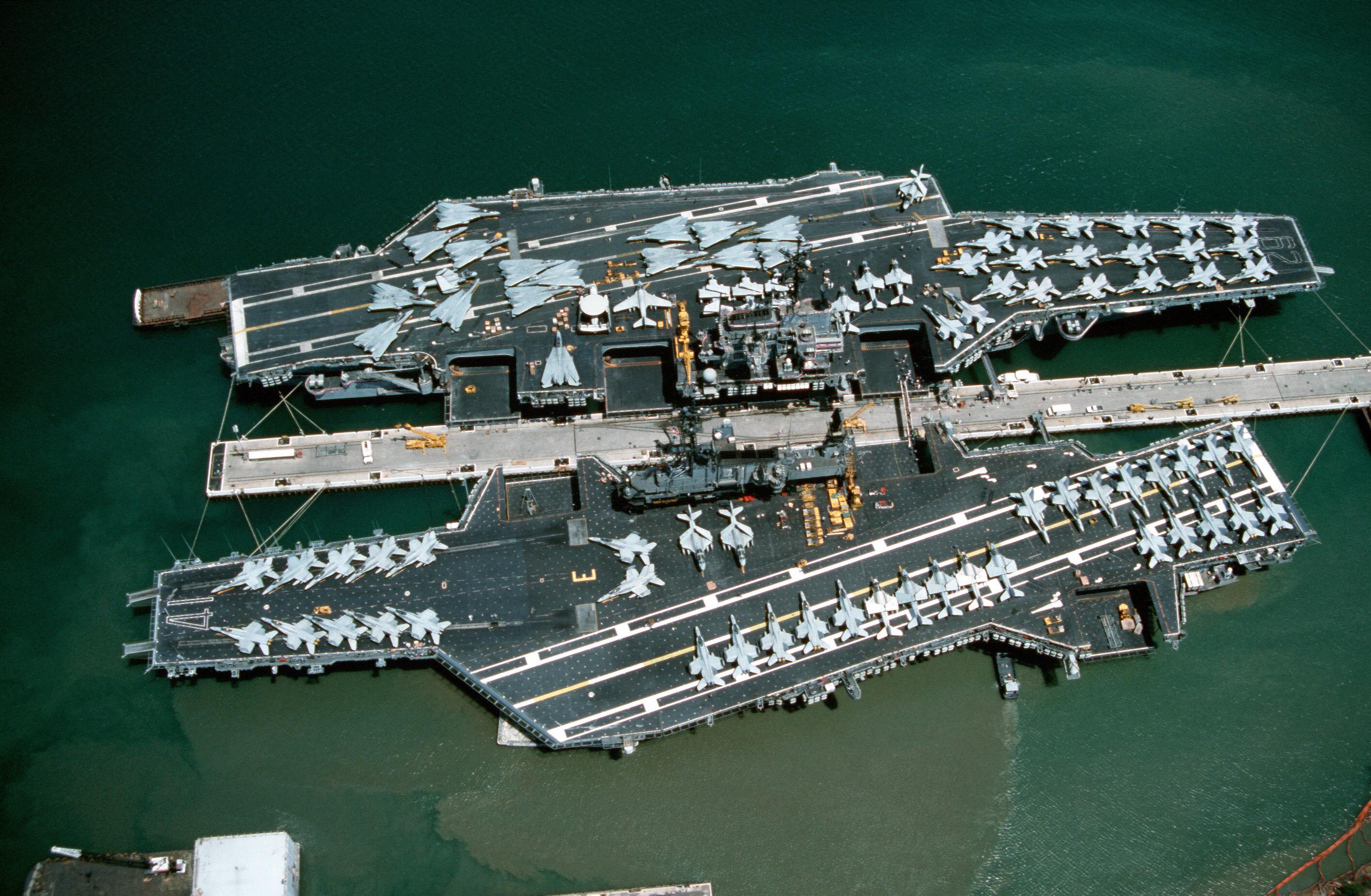 USS INDEPENDENCE (CV-62)（上）とUSS MIDWAY (CV-41) が並んで停泊