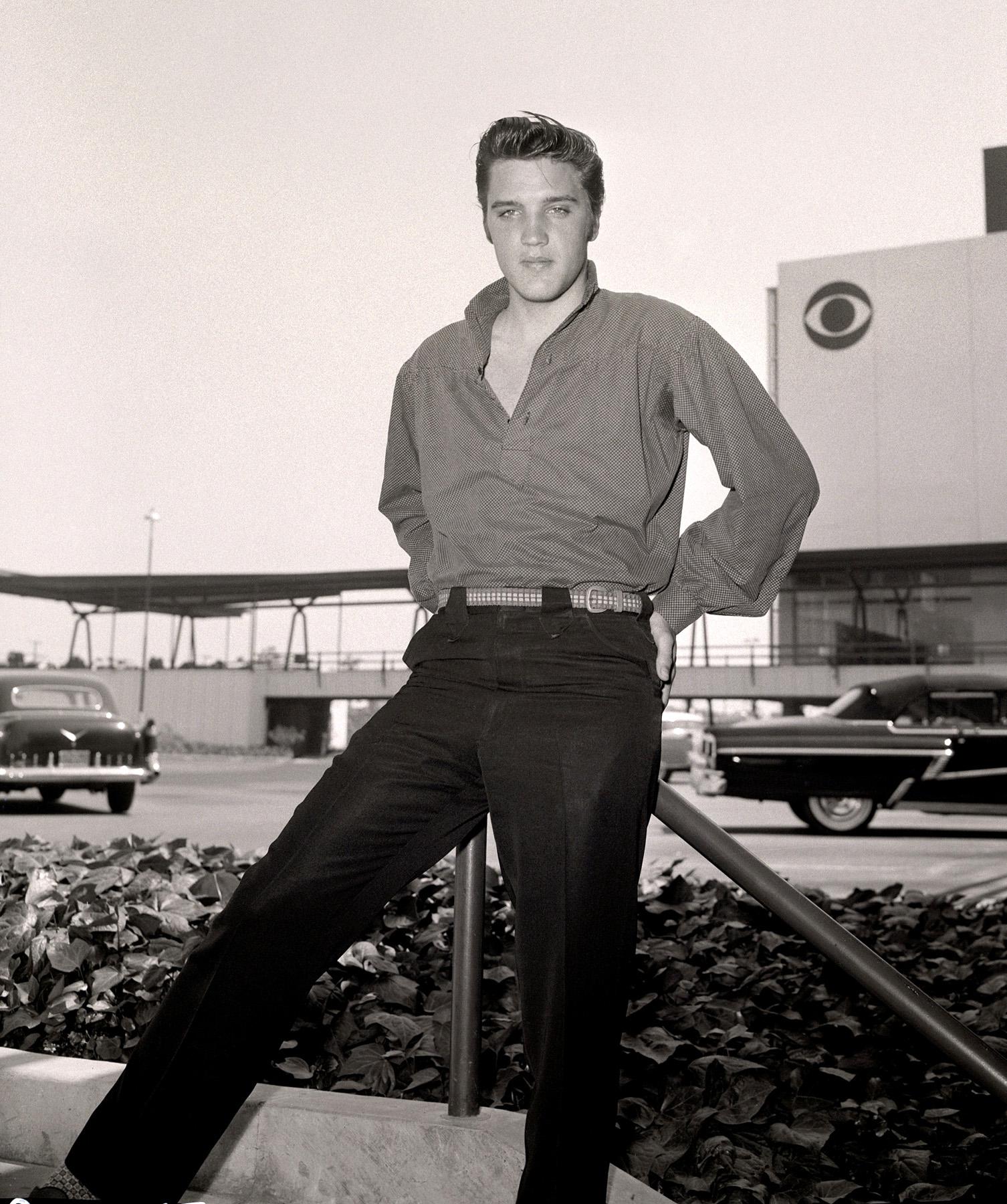 エルビス・プレスリー、腰にバックル、1950年代 : r/OldSchoolCool