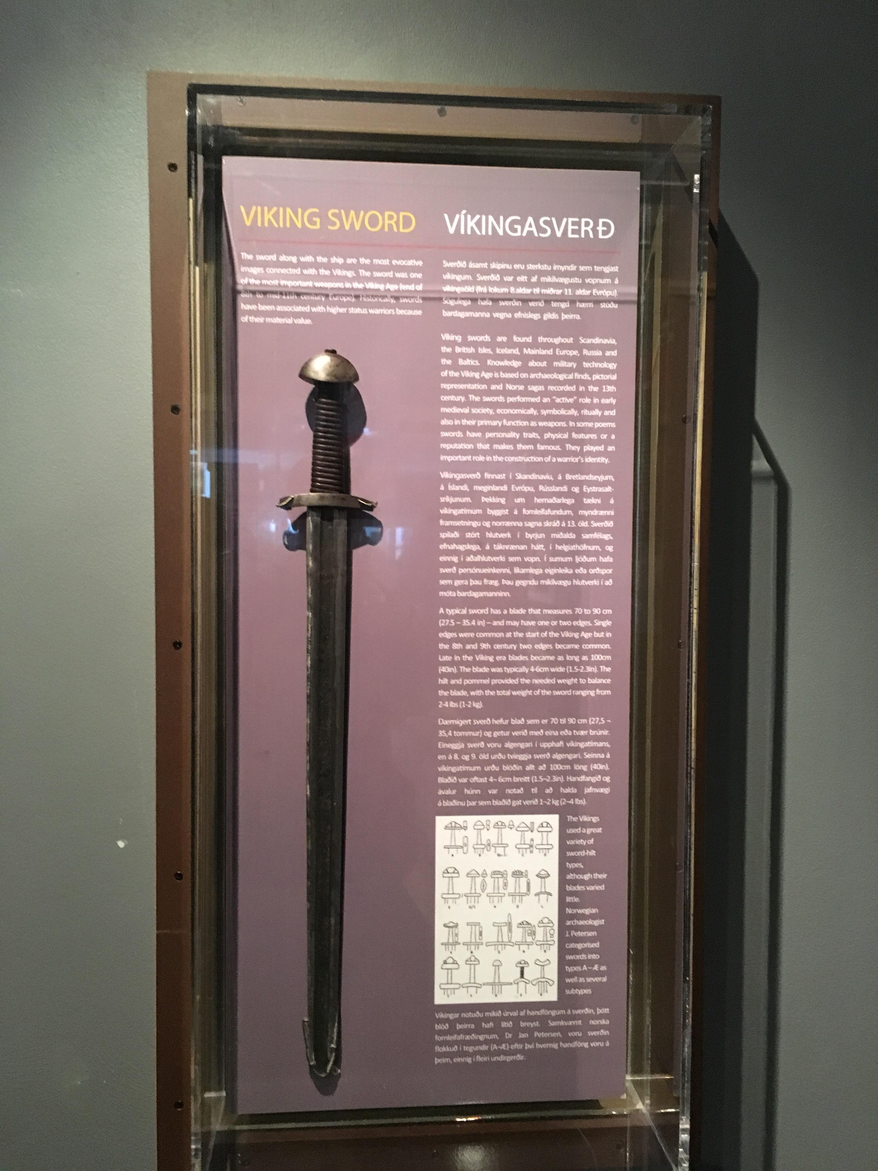 これはアイスランドのバイキング博物館に展示されているバイキングの剣