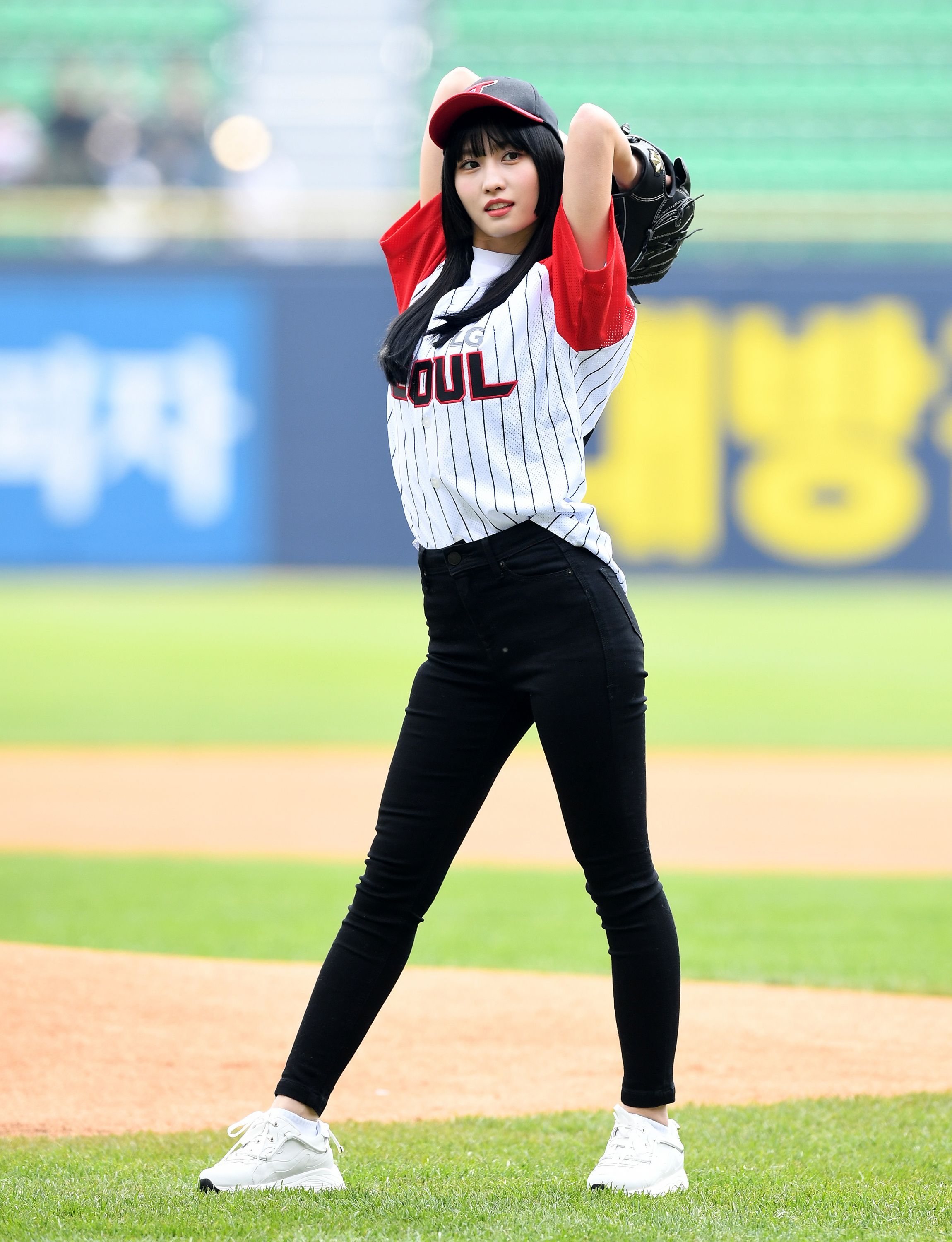 TWICEのモモがLGツインズの始球式 : r/minnesotatwins