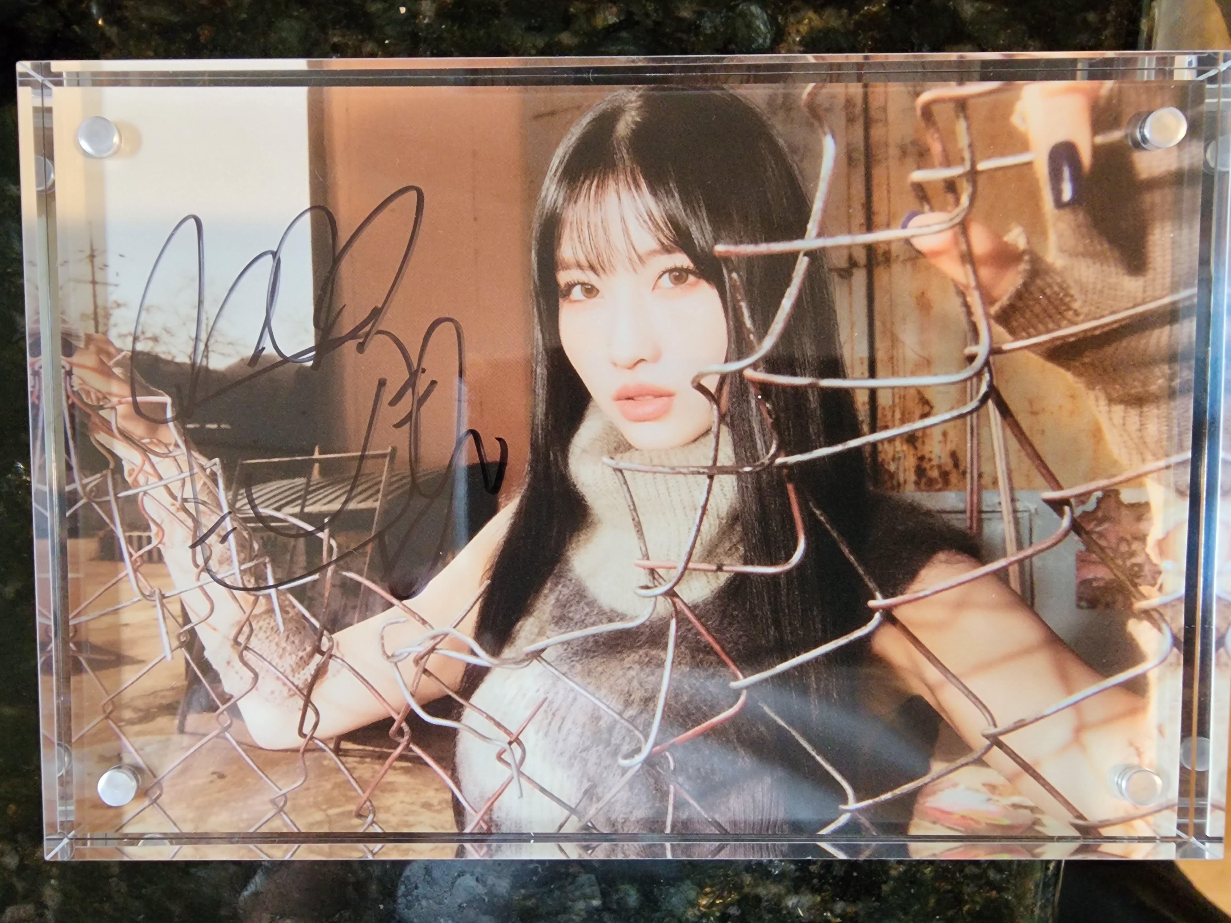 モモ、サインする準備OK！ : r/twice