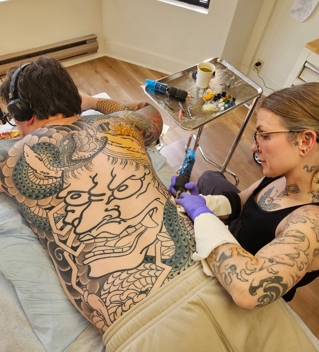 A pic of my friend Cindy Maxwell tattooing in San Francisco : r