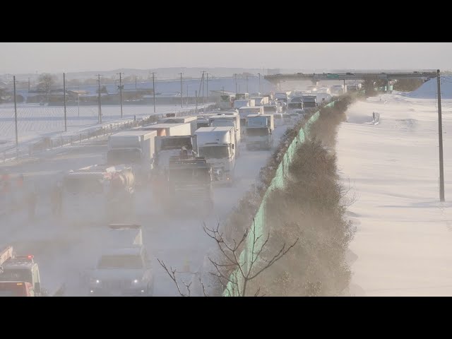 東北道で多重事故、死者も 130台超が立ち往生 - YouTube
