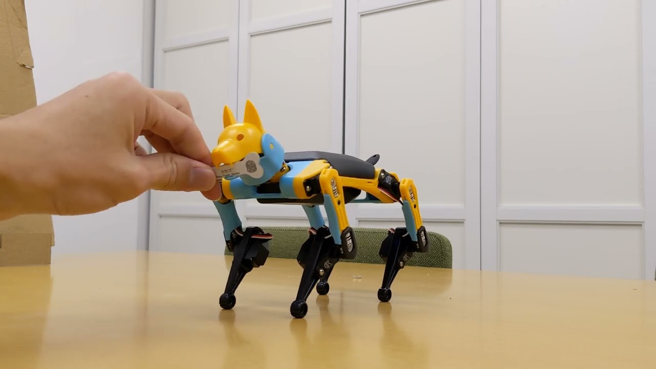 プログラミング可能な小型の犬型ロボット「Petoi Bittle Robot Dog