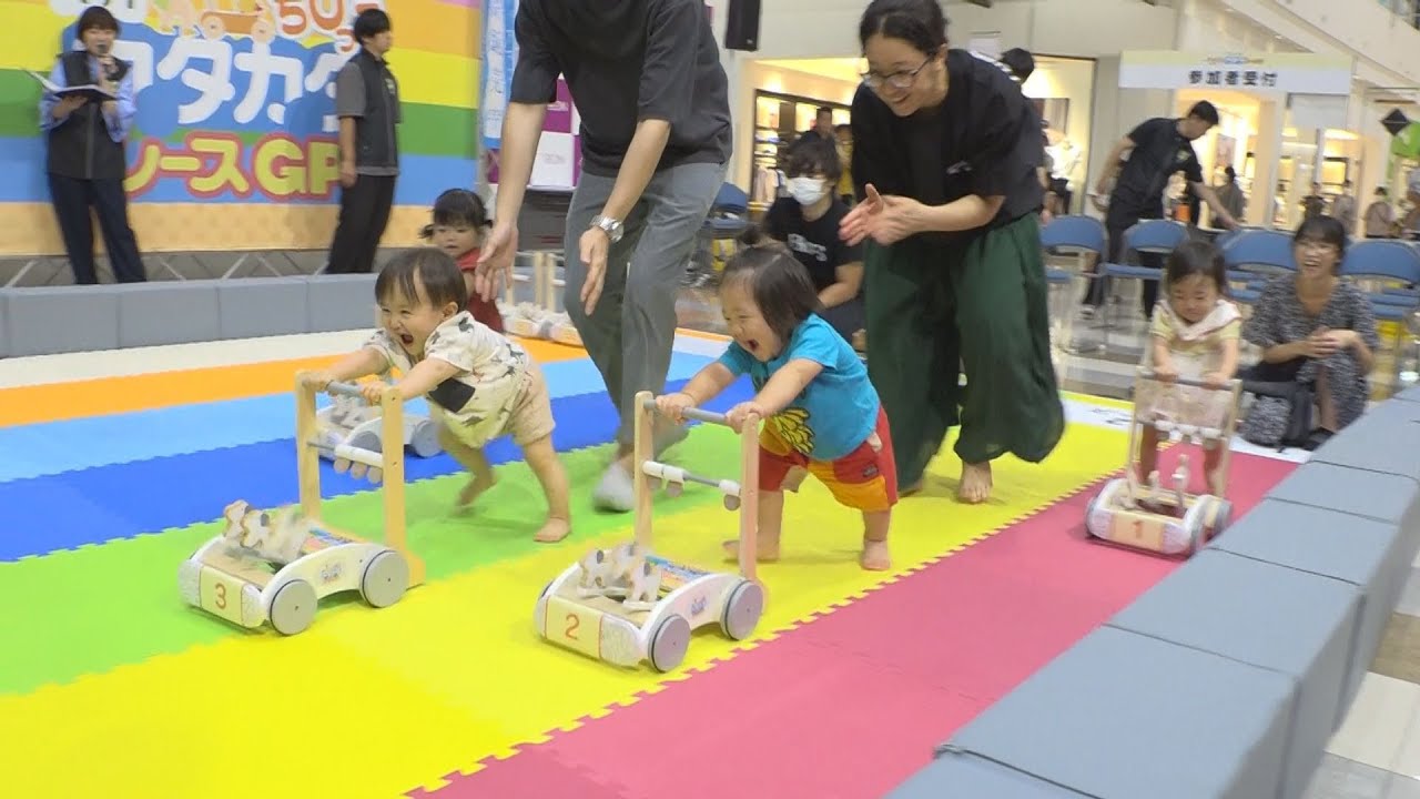 子供たちが手押し車で速さ競う「ちびっこカタカタレースGP」 - YouTube