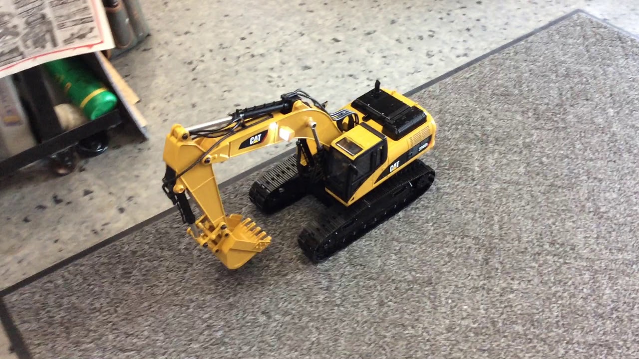 京商 1/20油圧ショベルCAT 330D Lをトミー下大島店で動かしてみました