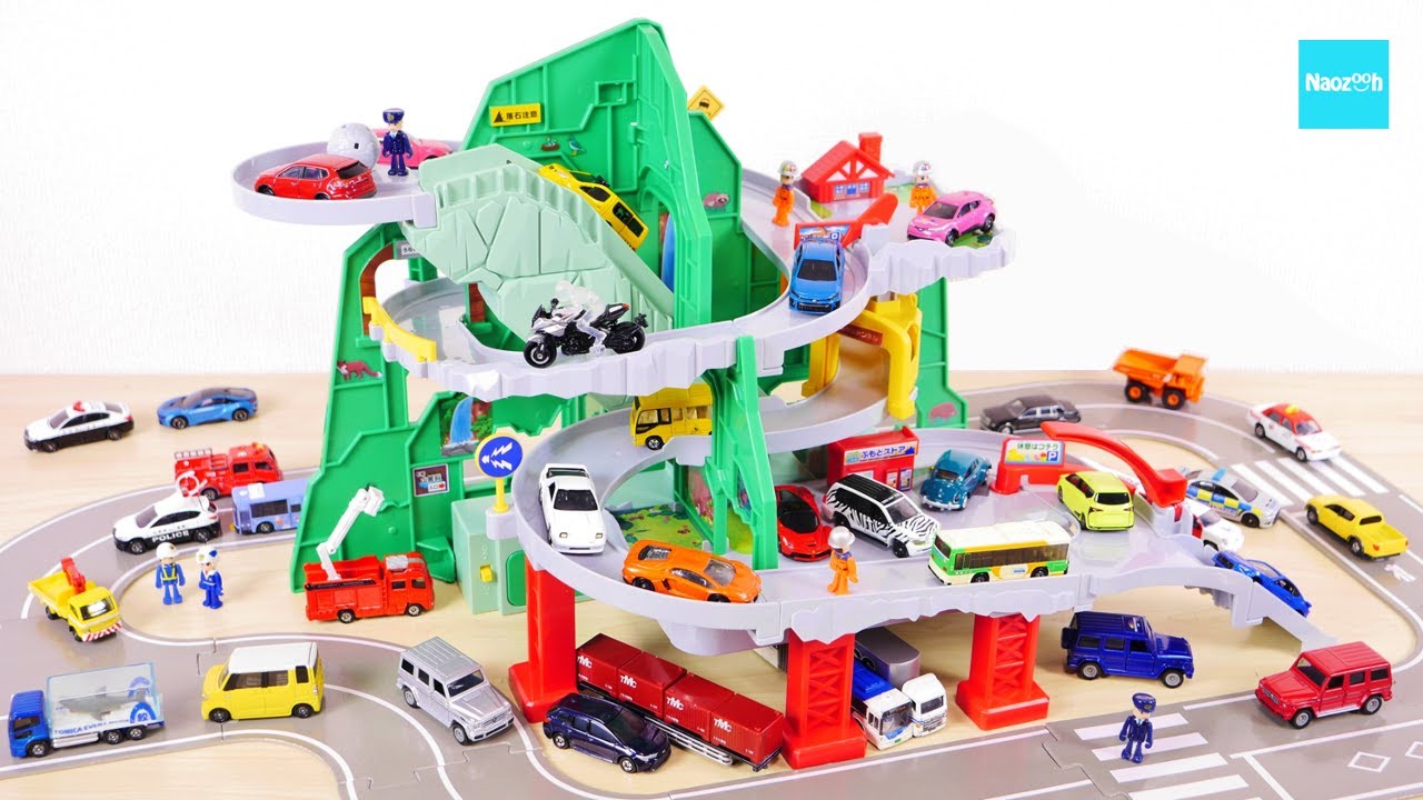 It's twisty! Go through the Tomica tunnel! Mountain climbing drive