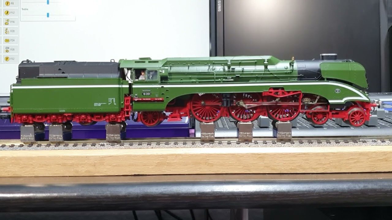 ROCO 63201 BR18 HIGH SPEED MODEL STEAM TRAIN - YouTube