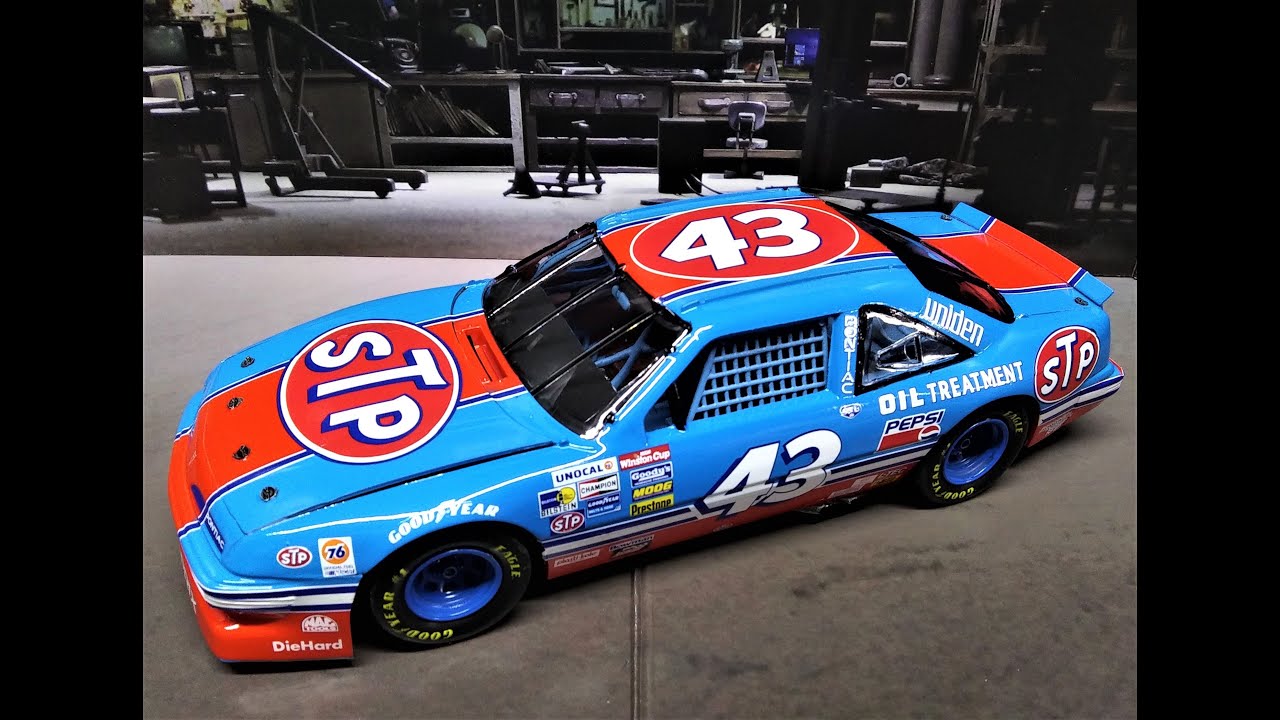 1992 Pontiac Grand Prix Richard Petty #43 Stock Car NASCAR 1/24