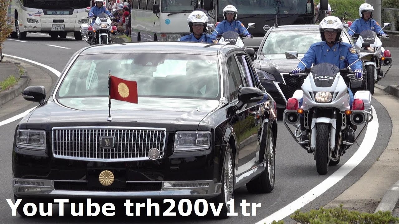 茨城国体天皇皇后両陛下お召列車お車列に勝田の大勢がお出迎え Emperor