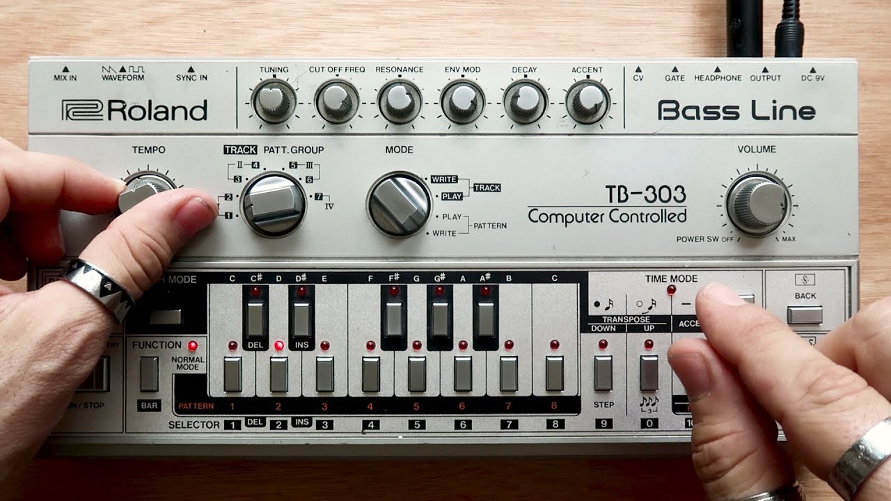 Roland TB-303 Bass Line In Action - YouTube