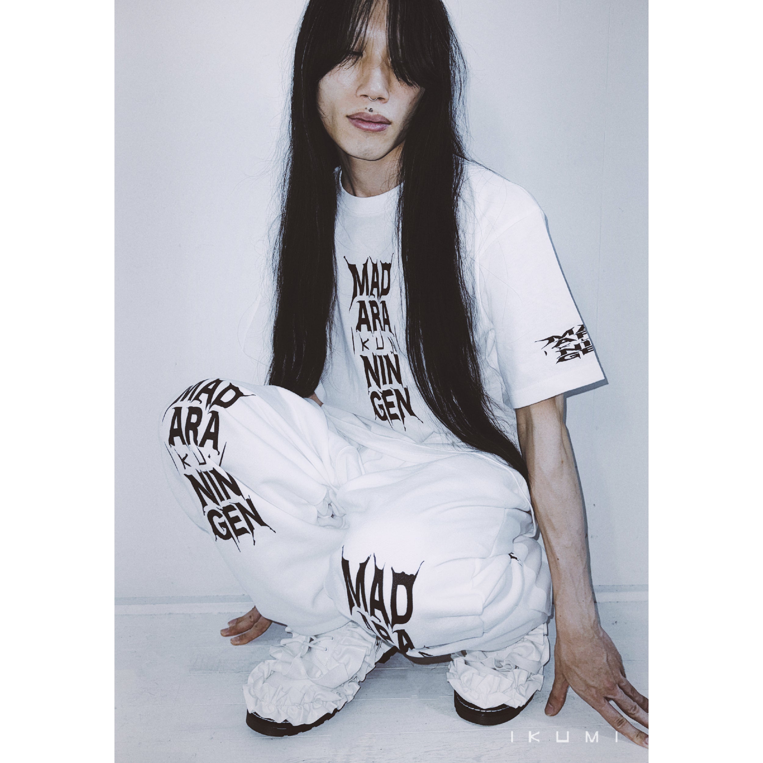 IKUMI×MADARANINGEN Bizzare LOGO T-shirt