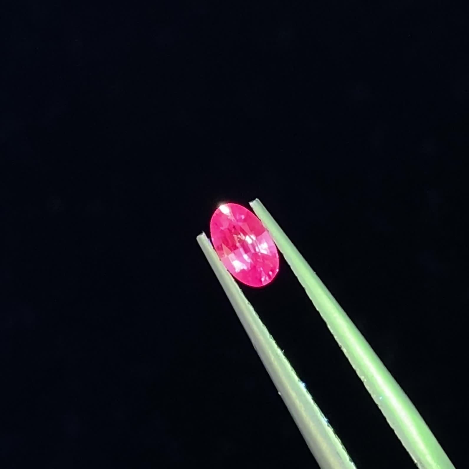 ネオンピンクサファイア スリランカ産 0.24ct / 4.8x2.9mm前後
