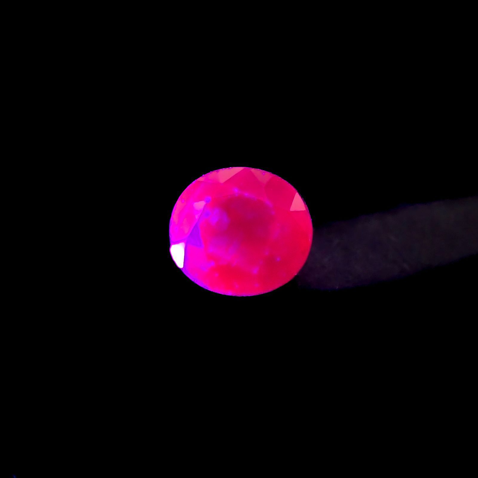 ルビー(宝石名ルビー)ミャンマー・モゴック産 識別済 0.86ct / 5.7x5