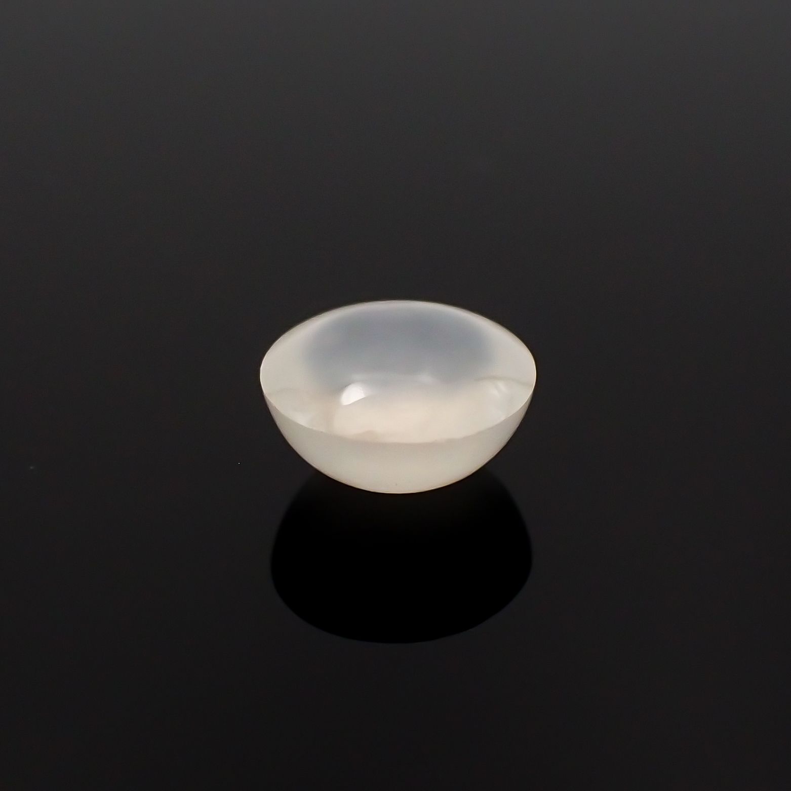 白翡翠(宝石名ホワイト・ジェダイト(翡翠))ビルマ産 1.363ct ソ付(彩珠