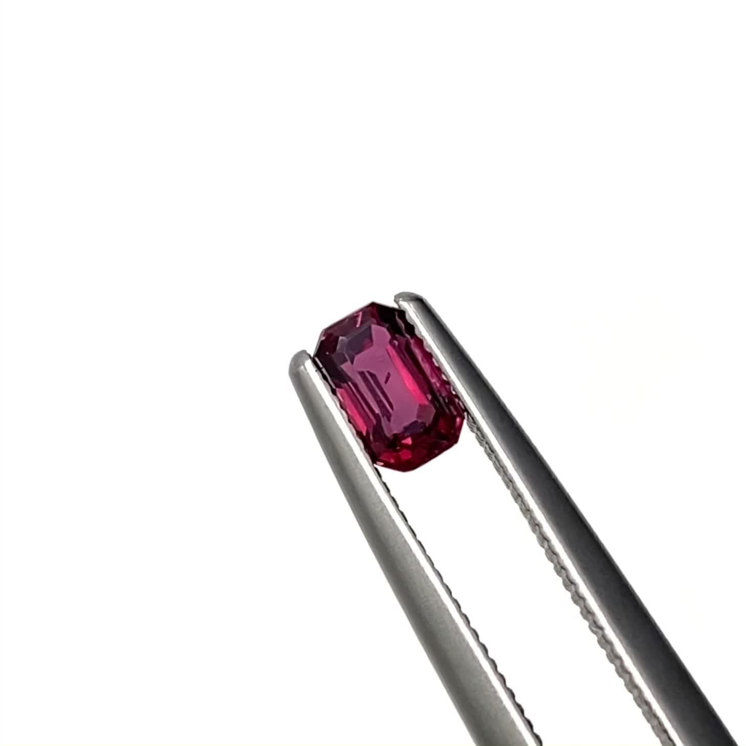 ルビー(宝石名ルビー)タンザニア産 識別済 0.45ct / 5x3mm前後