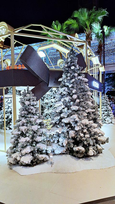 台北クリスマス】新光三越信義新天地A8前の「CHANEL聖誕樹(シャネル