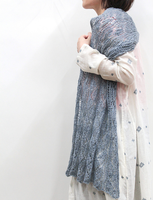Ravelry: レース模様のストール pattern by Studio f + and ito