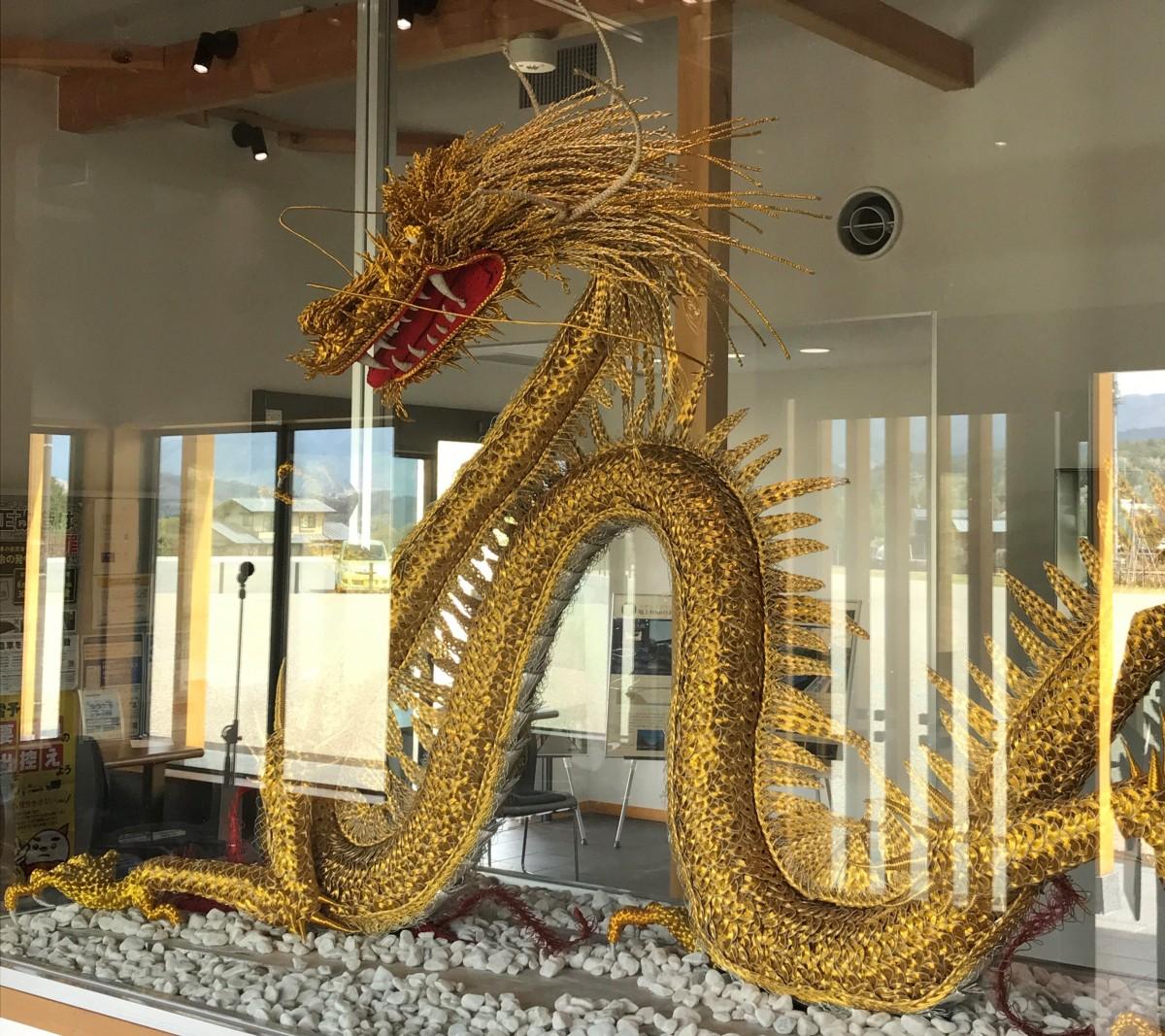 天龍峡パーキングエリアに水引工芸品の「龍」 伝統地場産業をアピール