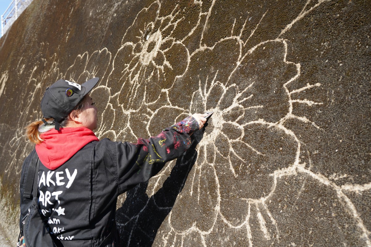 苔アートの手入れをするマーキーさん - 大分経済新聞
