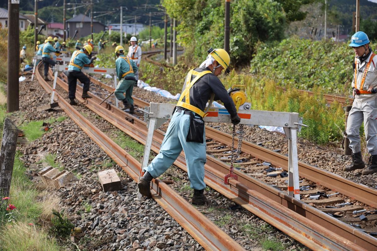 JR西日本が光市で線路保守の見学会 昼間作業で効率化と担い手確保