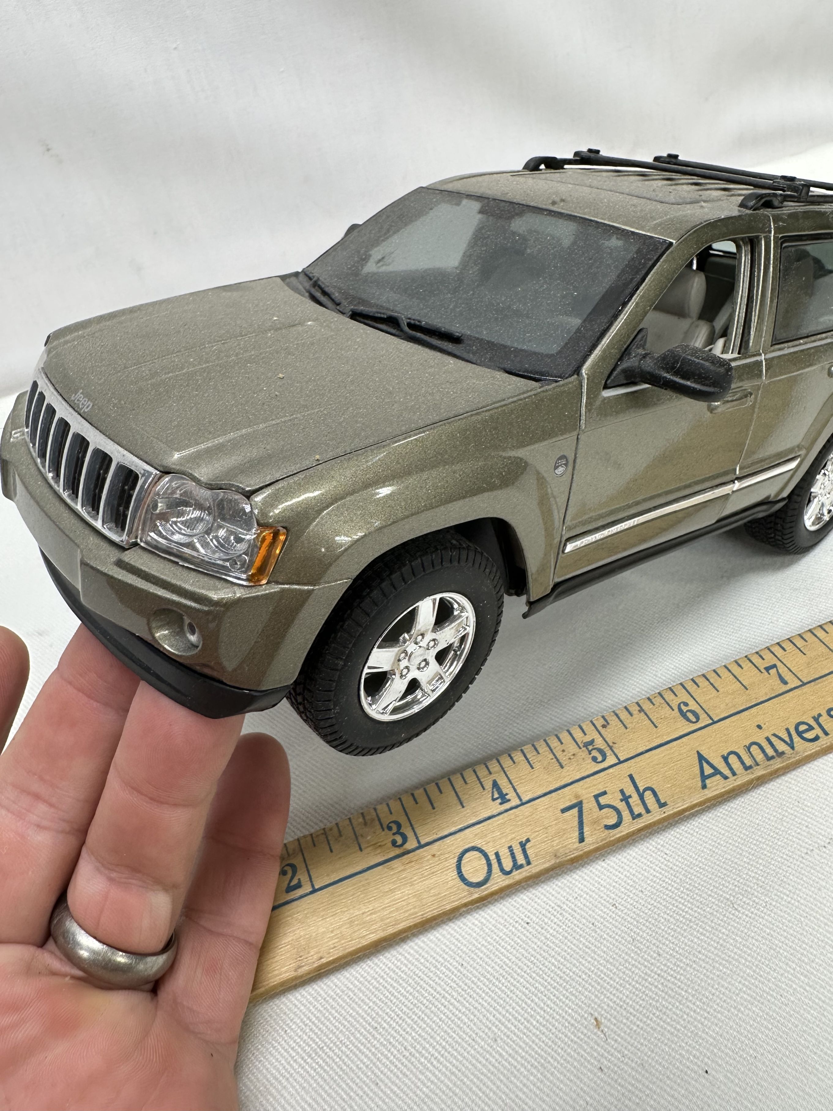 Maisto 1:18 Scale Die Cast/2005 Jeep Grand | Proxibid