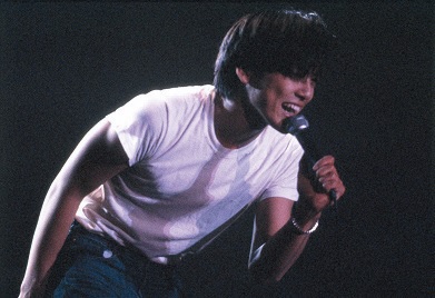 急逝から30年…尾崎豊の展覧会が開催！ 世代を超えて愛され続ける魅力と