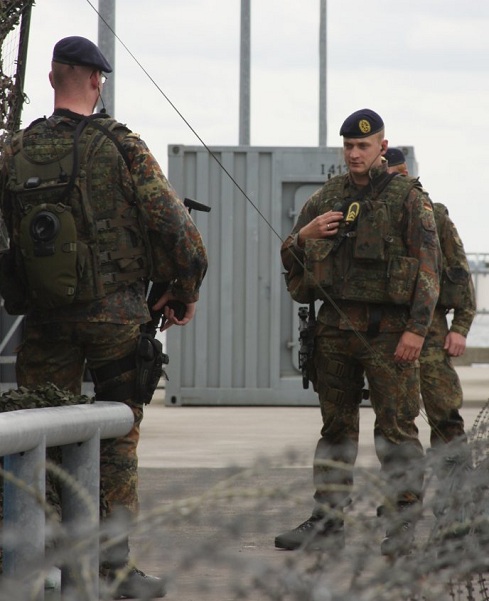 ミリタリーサープラス キャンプ・ビッキー:ドイツ連邦軍IdZベスト取扱