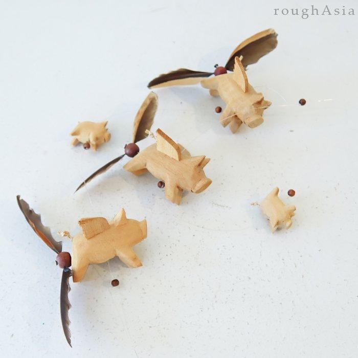 タイ》木製モビール - ブタの親子／風で羽がクルクルまわる手彫りの木