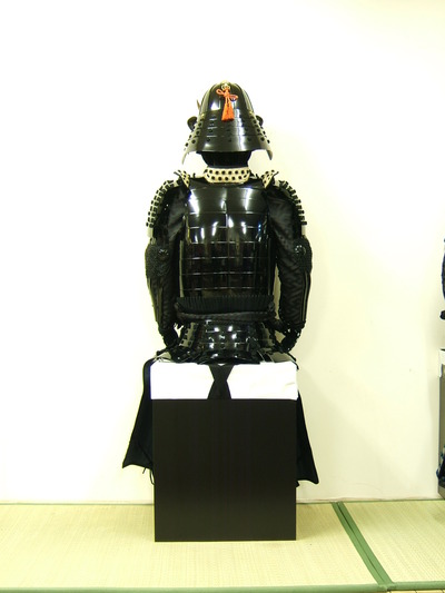 掛川城南側 「遠州掛川 鎧屋」:鎧屋オリジナル 黒糸威黒桶側二枚胴具足