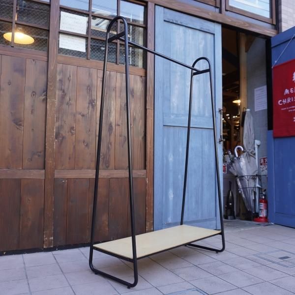 IDEE(イデー）のポールハンガースタンド/ナチュラルです。マットな黒の