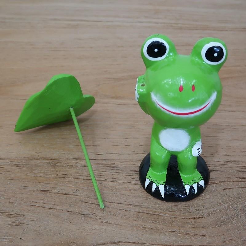 葉っぱの傘をさしたカエルの木彫り 24cm 蛙の置物【 蛙の置物 かえるの