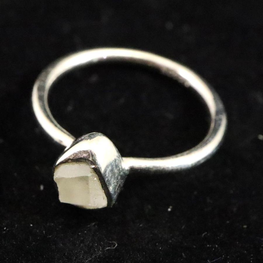 ロシア産 フェナカイト 5X5mm 原石 リング 11号 【榎本通商39125