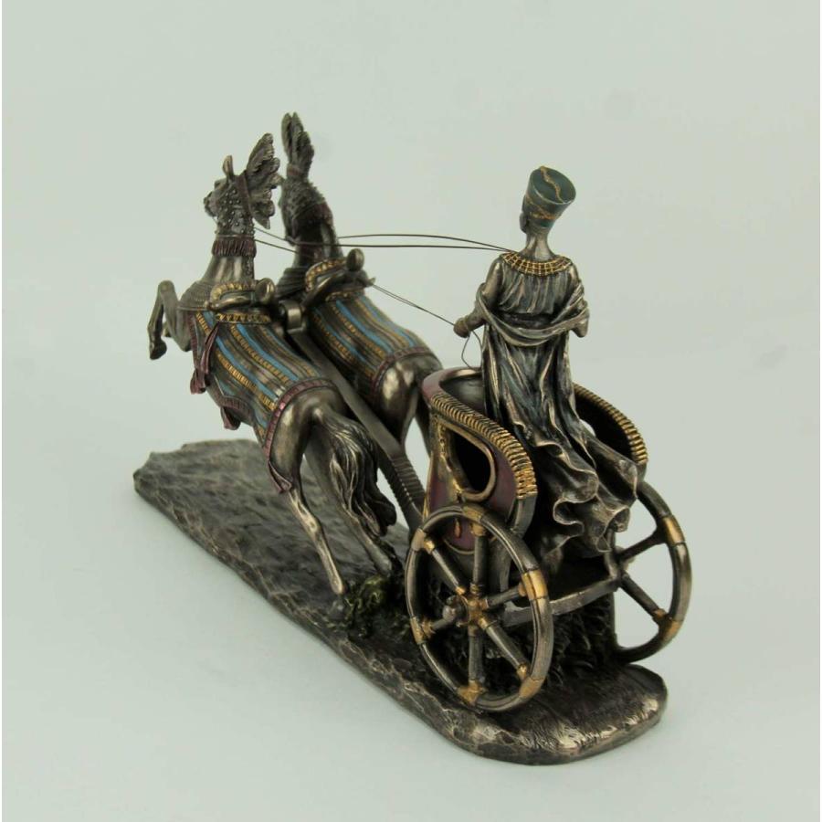 チャリオット（戦闘馬車）に乗った、ネフェルティティ 古代エジプトの