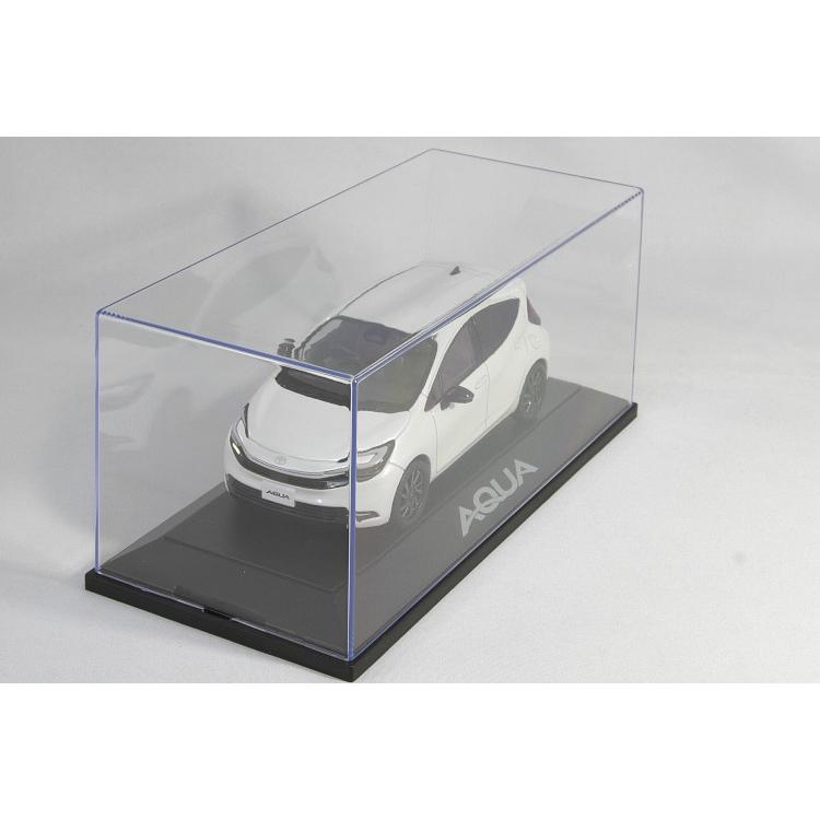 トヨタ特注 1/30 新型 アクア プラチナホワイトパールマイカ カラー