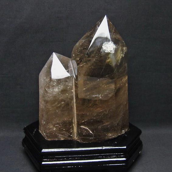 スモーキークォーツ 六角柱 煙水晶 虹入り 3.7Kg 台座付属 送料無料