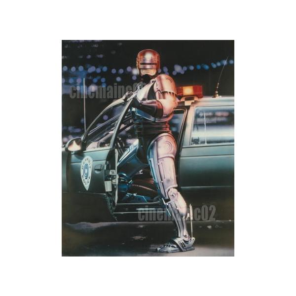 ロボコップ』車から降りるロボコップの全身写真/ピーター・ウェラー