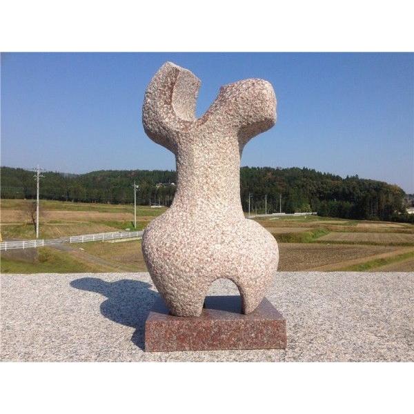 作品名「月に吠える」 大場正人制作の御影石の抽象彫刻 高さ約69cm