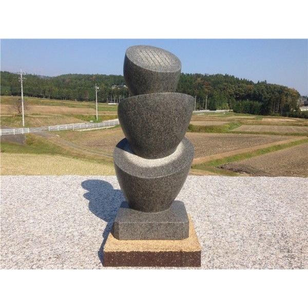 作品名「明日へ」 大場正人制作の御影石の抽象彫刻 高さ約70cm重さ