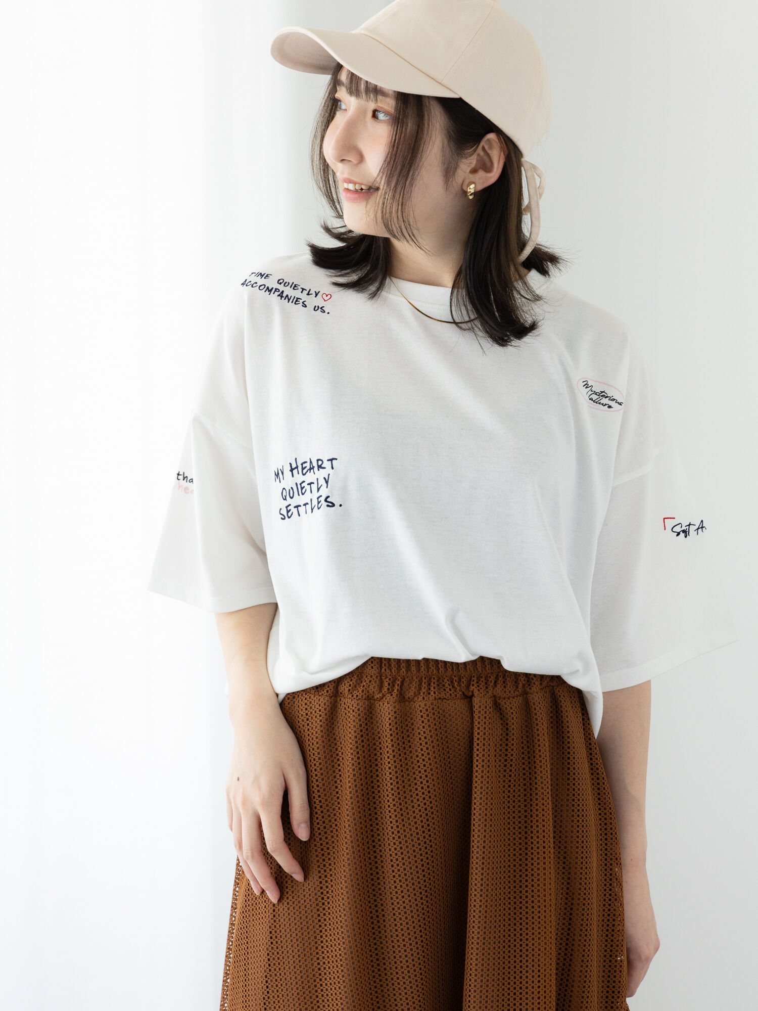 セール】 ランダム刺繍ロゴTシャツ（オフホワイト/グレー
