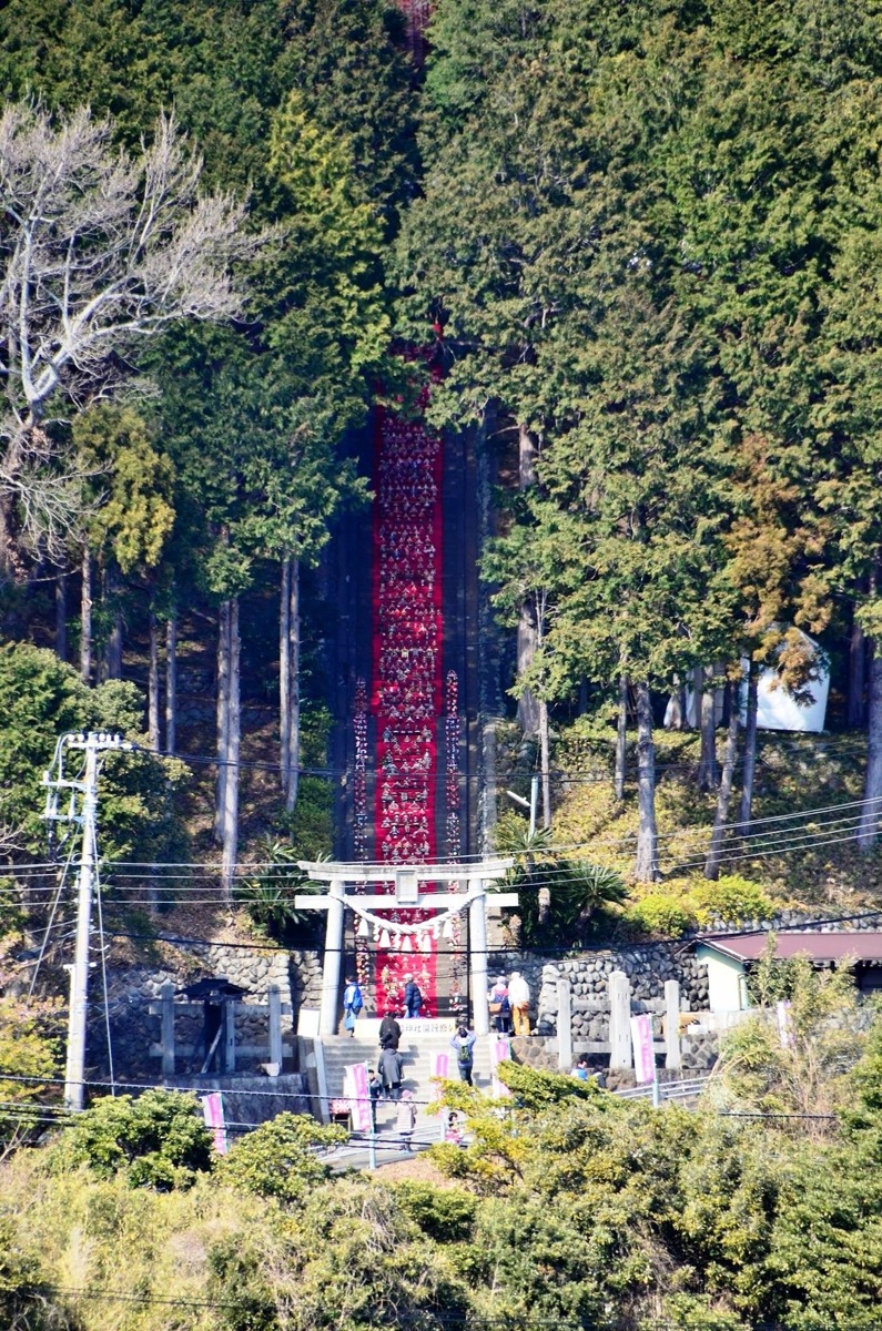 雛のつるし飾り】東伊豆・稲取にある日本一の「絶景」雛段飾りとつるし
