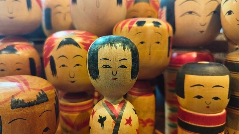 木地山こけし – 憂いを感じる独特な表情が特徴的な秋田の伝統こけし