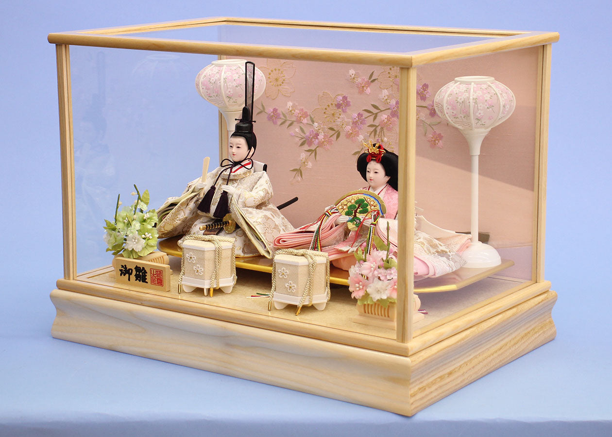 雛人形 ケース飾り 二人 幅48cm｜ガラスケース固定型 白木枠 桜刺繍 小