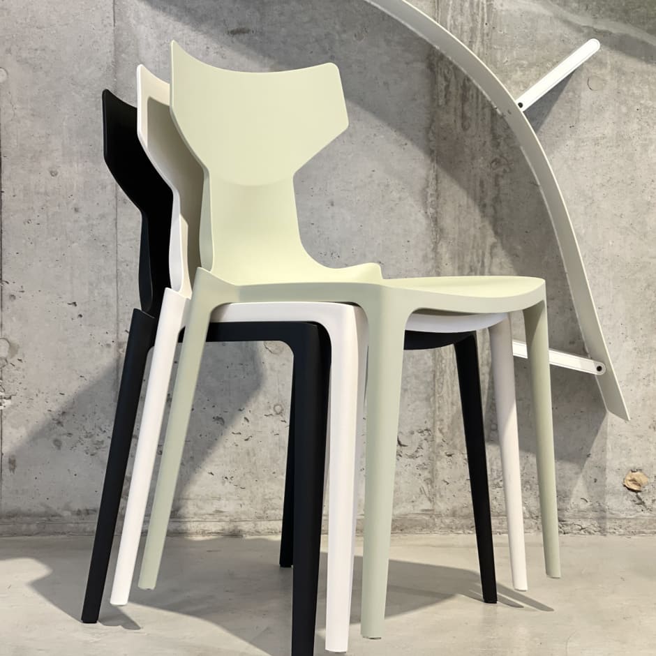 空間に軽やかな余白を生む、Kartellのスタッキングチェア｜Kartell
