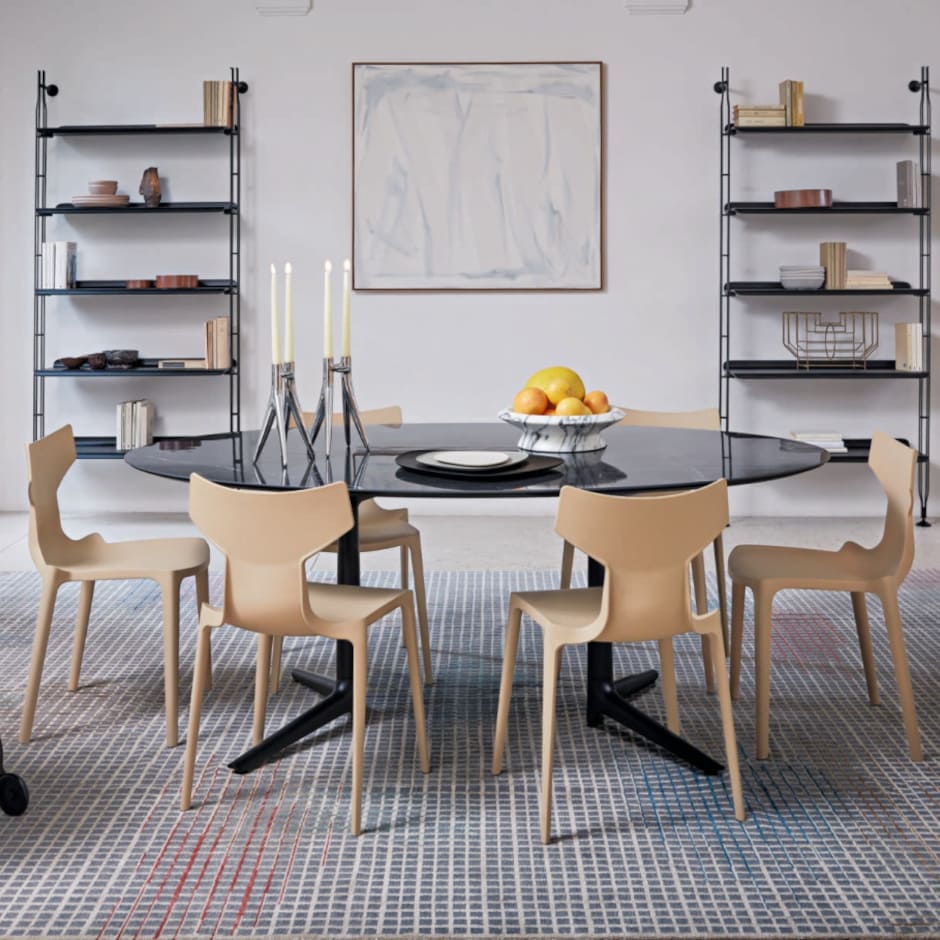空間に軽やかな余白を生む、Kartellのスタッキングチェア｜Kartell
