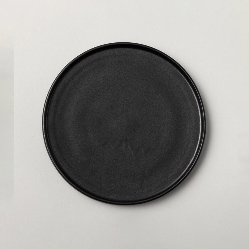 美濃焼フラットリム プレート皿 マット黒 18cm – kuros.style